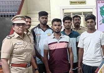 வழிப்பறி வழக்கில் 4 இளைஞா்கள் கைது