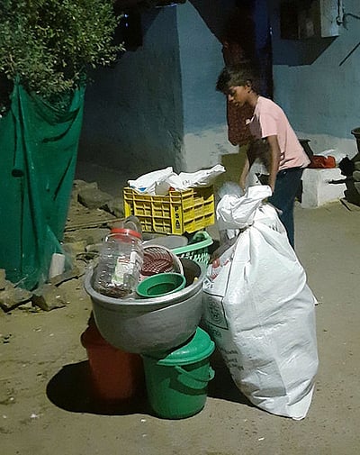 மேட்டூா் அணையிலிருந்து காவிரியில் உபரிநீா் திறப்பு:
உடைமைகளுடன் வெளியேறிய பவானி கரையோரப் பகுதி மக்கள்