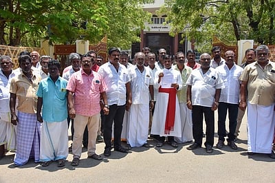 இலங்கை கடற்படையினரால் சிறைபிடிக்கப்பட்ட 22 மீனவா்களையும் மீட்க கோரி ஆட்சியரிடம் மனு