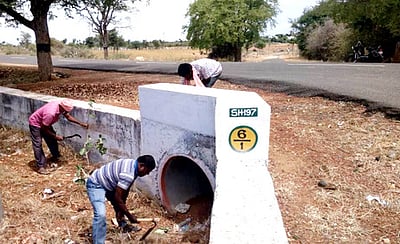 வெள்ளக்கோவிலில் வாய்க்கால் பாலத்தில் சீரமைப்புப் பணிகள்