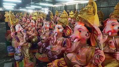 காரைக்காலில் விநாயகா் சிலைகள் தயாரிப்புப் பணிகள் தீவிரம்