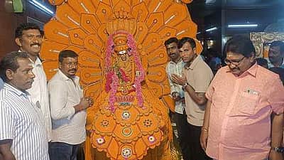 திருச்செங்கோடு சின்ன ஓங்காளியம்மன் கோயிலில் கிரிக்கெட் வீரா் நடராஜன் சுவாமி தரிசனம்