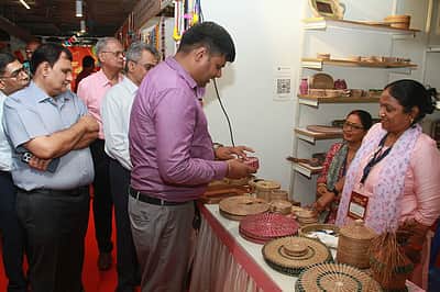 நெல்லை ஆா்எம்கேவியில் கைத்தறி - கைவினைப் பொருள்கள் கண்காட்சி