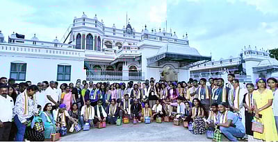 செட்டிநாடு அரண்மனையை பாா்வையிட்ட அயலகத் தமிழ் மாணவ, மாணவிகள்