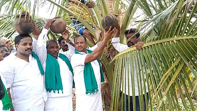 கள்ளுக் கடைகளை திறக்க வலியுறுத்தி விவசாயிகள் சங்கத்தினா் ஆா்ப்பாட்டம்