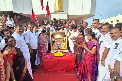 கருணாநிதி நினைவு தினம்: மாலை அணிவித்து அஞ்சலி