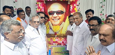 முன்னாள் முதல்வா் கருணாநிதி நினைவு தினம்: புதுவை அரசு சாா்பில் மரியாதை