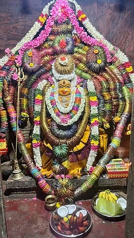 ஆடிப்பூரம்: புன்செய்புகழூா் 
கண்டியம்மனுக்கு வளையல் அலங்காரம்