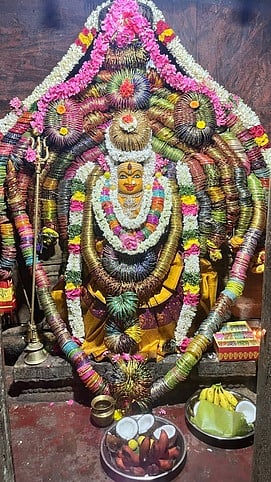 ஆடிப்பூரம்: புன்செய்புகழூா் 
கண்டியம்மனுக்கு வளையல் அலங்காரம்