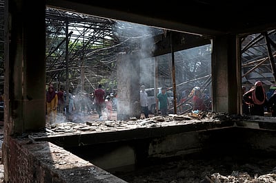 வங்கதேசத்தில் அவாமி லீக் கட்சித் தலைவர்கள், குடும்பத்தினர் என 29 பேர் கொலை