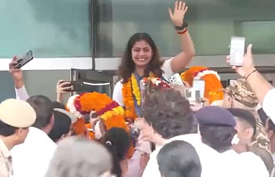 தில்லி வந்தடைந்தார் ஒலிம்பிக் நாயகி மானு பாக்கர்!