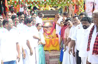 கருணாநிதி நினைவு நாள்: திமுகவினா் மரியாதை