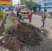 தினமணி செய்தி எதிரொலி... பள்ளி சாலையில் கழிவு மண் அகற்றம்