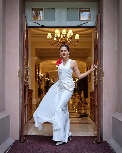 இரு ரோஜாக்கள்... தாப்ஸி!