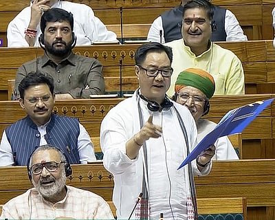 எதிா்ப்புக்கு இடையே வக்ஃப் திருத்த மசோதா அறிமுகம்! நாடாளுமன்ற கூட்டுக் குழு ஆய்வுக்குப் பரிந்துரை