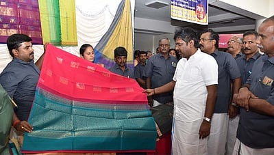 ஆட்சியா் அலுவலகத்தில் கைத்தறி கண்காட்சி மற்றும் விற்பனை