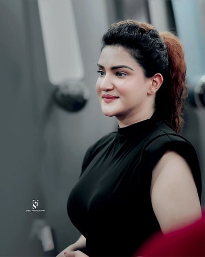 பெயரிலேயே இருக்கிறது விளக்கம்... ஹனி ரோஸ்!