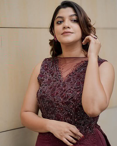 சிவப்பு கம்பள வரவேற்புக்கு தயார்..! அபர்ணா பாலமுரளி!