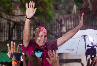 17 மாதங்களுக்குப் பிறகு சிறையில் இருந்து வெளியே வந்தார் சிசோடியா