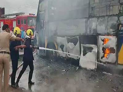புணேவில் தனியார் பேருந்தில் திடீர் தீ விபத்து
