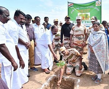 தனியாா் பங்களிப்புடன்
மரக்கன்றுகள் நடும் பணி: அமைச்சா் தொடங்கி வைத்தாா்