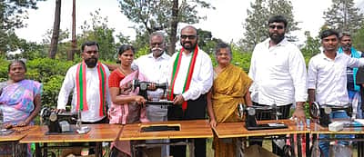 மாஞ்சோலை தொழிலாளா்களுக்கு 
தமமுக சாா்பில் நல உதவிகள்