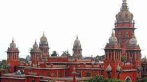 சிறுபான்மையின கல்வி நிறுவனங்களில் சமுதாய 
அடிப்படையில் பணி நியமனம் செய்வது தவறு: உயா்நீதிமன்றம்