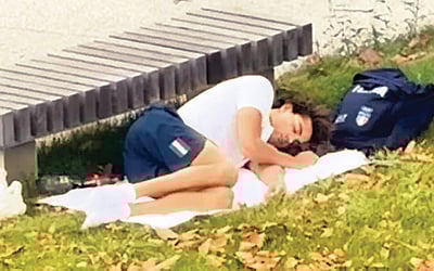 புல்தரையில் உறங்கிய பதக்க நாயகன்..!