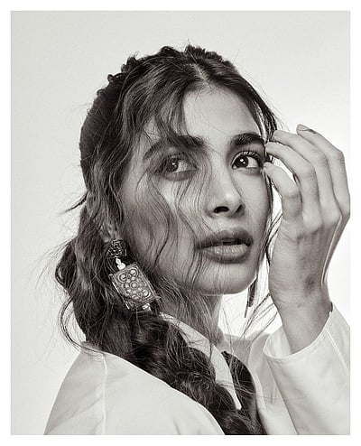 கறுப்பு வெள்ளை கலந்துசெய்த கவிதை நான்... பூஜா ஹெக்டே!