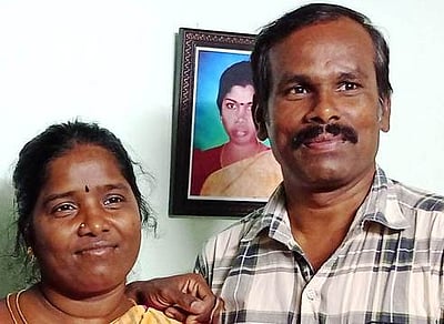 அவிநாசியில் இருசக்கர வாகனத்தின் மீது காா் மோதி தம்பதி உயிரிழப்பு