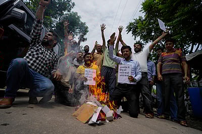 வேடிக்கை பாா்க்க முடியாது...