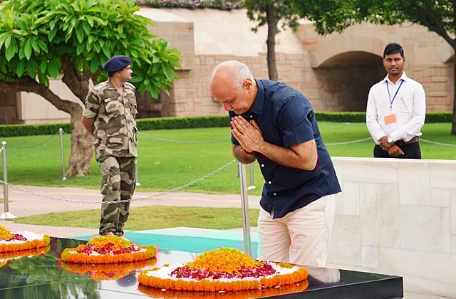 ராஜ்காட்டில் மகாத்மா காந்திக்கு மணீஷ் சிசோடியா அஞ்சலி!