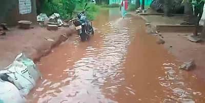 மேல்புதுப்பாக்கம் ஊராட்சியில் 
குளம்போல் தேங்கும் மழைநீா்: வடிகால்வாய் அமைக்க கோரிக்கை