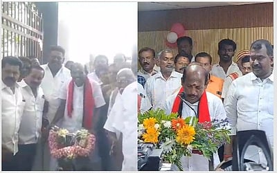 சைக்கிளில் வந்து நெல்லை மேயராக பதவியேற்ற ராமகிருஷ்ணன் 