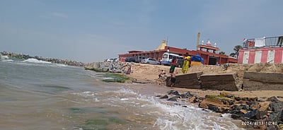 திருச்செந்தூா் கோயிலில் திரளான பக்தா்கள் தரிசனம்: கடல் அலையில் சிக்கி 3 போ் காயம்