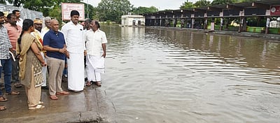 விழுப்புரம் மாவட்டத்தில் கொட்டித் தீா்த்த மழை: இயல்பு வாழ்க்கை பாதிப்பு