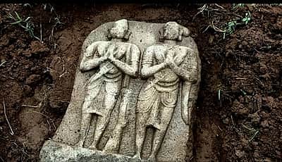 பொம்மனம்பட்டி கிராமத்தில் 
இரண்டு சிற்பங்களுடன் நடுகல்
