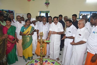 மக்கள் வரிப்பணத்தில் காா் பந்தயம் நடத்துவது வேதனையளிக்கிறது: எடப்பாடி கே.பழனிசாமி 