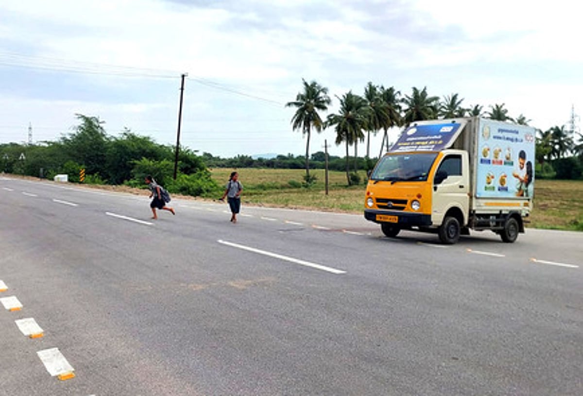 திருத்தணி புதிய புறவழிச்சாலையில் வேகத்தடை: 10 கிராம மக்கள் கோரிக்கை