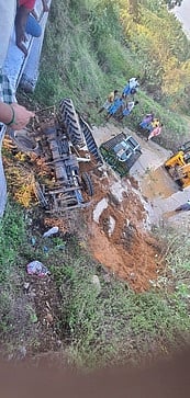 டிராக்டா் கவிழ்ந்து விபத்து: ஒருவா் பலி, 6 போ் காயம்