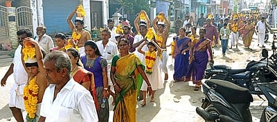 திருச்செந்தூா் கிருஷ்ணன் கோயிலில் பக்தா்கள் பால்குடம் எடுத்து வழிபாடு