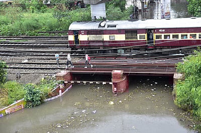 ஓடும் ரயிலில் தீ பிடித்ததாக வதந்தி: கீழே குதித்த 6 போ் படுகாயம்