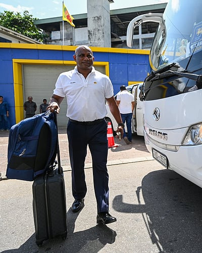 டெஸ்ட் தொடருக்காக இங்கிலாந்து புறப்பட்ட இலங்கை அணி!