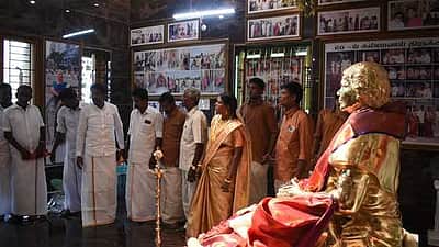 மனைவிக்கு மணிமண்டபம், சிலை நிறுவிய அரசு ஊழியா்