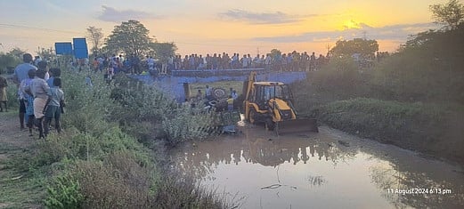 புனல்வாசலில் பாலத்திலிருந்து ஆற்றில் கவிழ்ந்து கிடக்கும் டிராக்டா்.