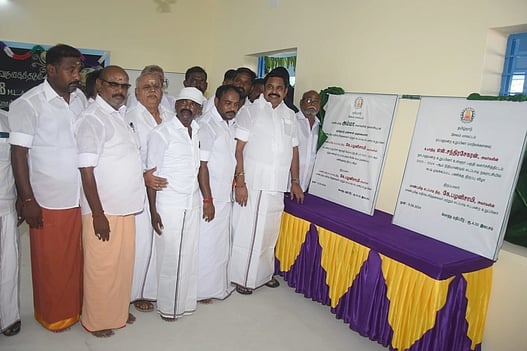 எடப்பாடி அருகே புதிய பள்ளி வகுப்பறை கட்டடத்தை திறந்து வைத்த அதிமுக பொதுச் செயலாளா் எடப்பாடி கே.பழனிசாமி.