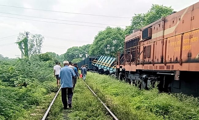 தடம் புரண்ட சரக்கு ரயில் பெட்டிகள்