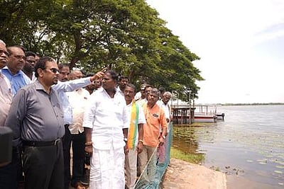 புதுச்சேரி ஊசுடு, பாகூா் ஏரிகளில் துணைநிலை ஆளுநா் ஆய்வு