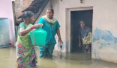கிருஷ்ணகிரியில் குடியிருப்பு பகுதிகளில் சூழ்ந்த மழை நீர்