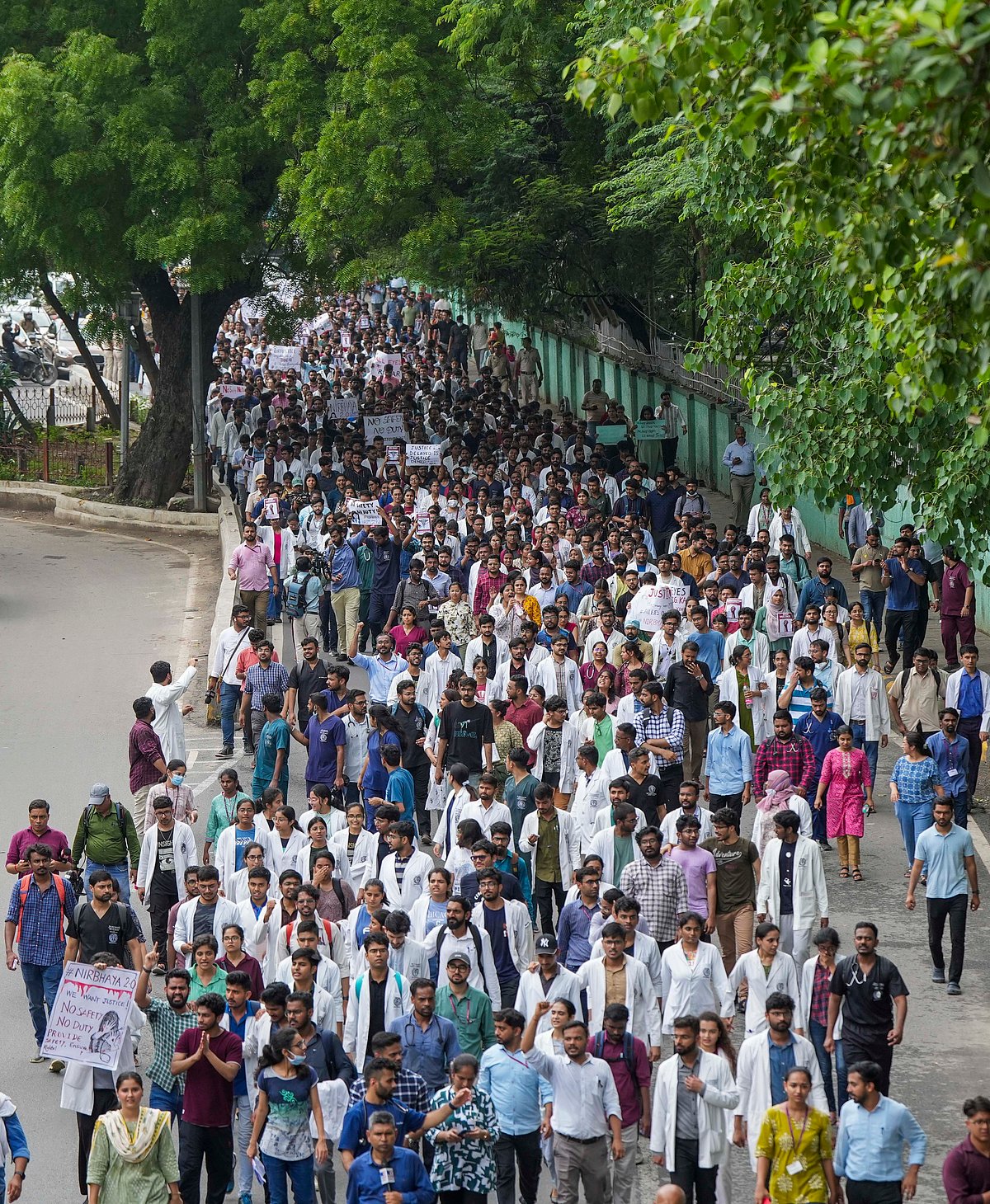 கொல்கத்தாவில் பெண் மருத்துவா் கொலை சம்பவம்: தில்லியில் அரசு மருத்துவமனைகளில் உறைவிட மருத்துவா்கள் வேலைநிறுத்தம்